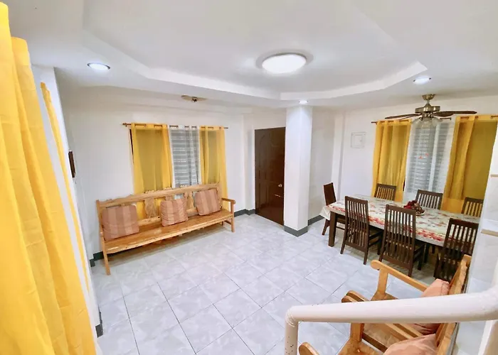 Luna Oslob Travellers Inn