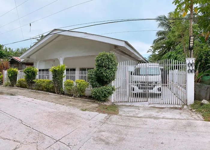 Luna Oslob Travellers Inn